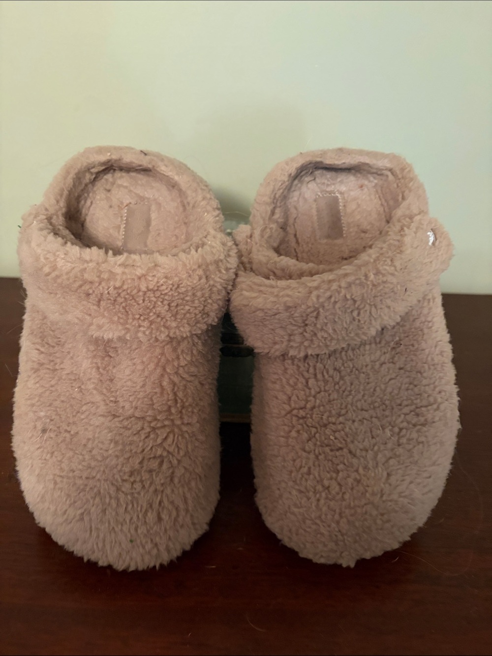 Croc slippers tan
